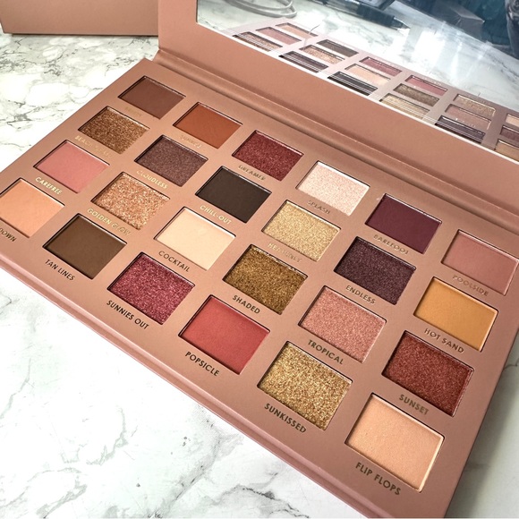 Ciatè Brazilian Glow Eyeshadow Palette
24-Pan Eyeshadow Palette - Picture 4 of 16